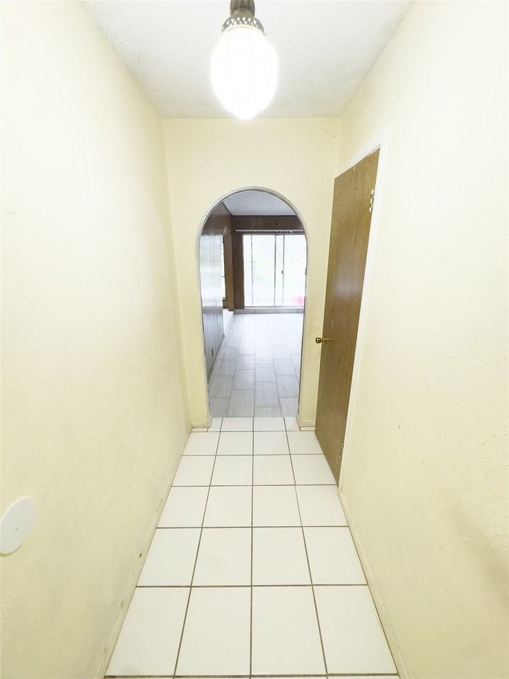 808 Warwick St - Photo 2 of 19