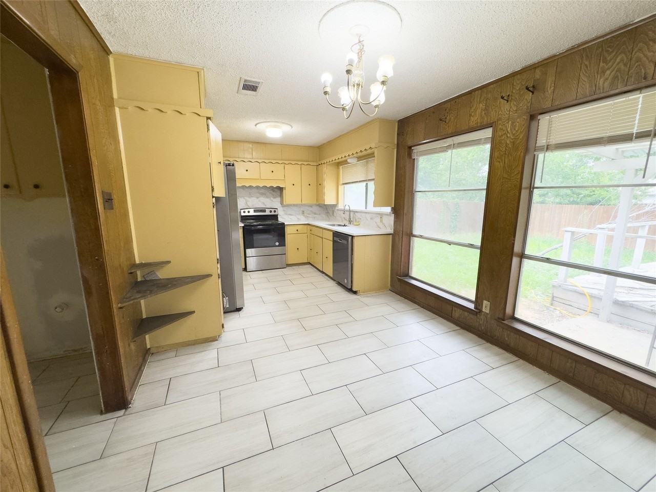 808 Warwick St - Photo 5 of 19