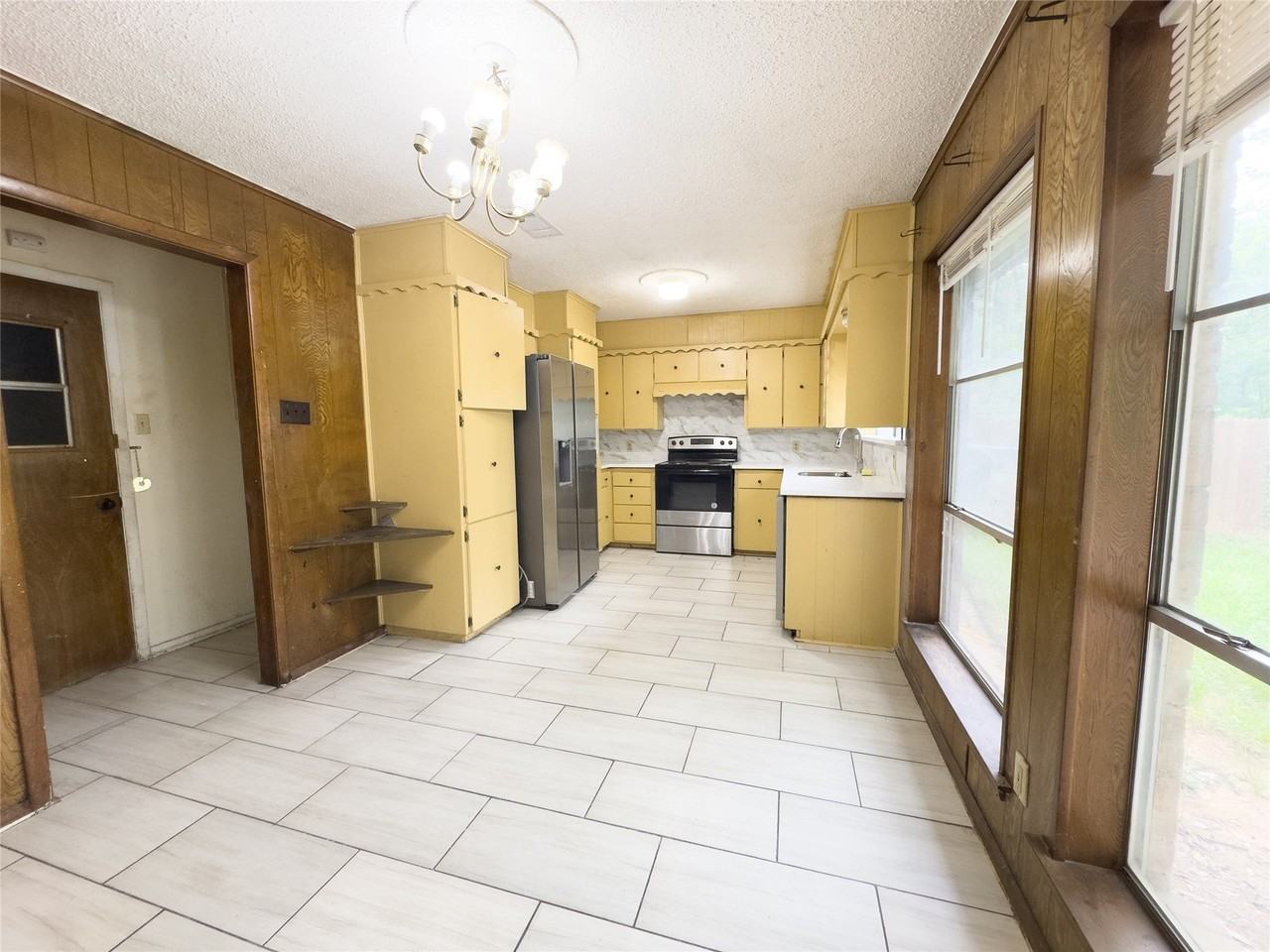 808 Warwick St - Photo 6 of 19