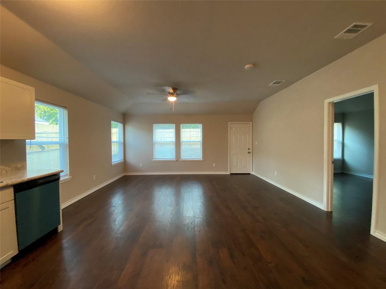 1304 E Magnolia Ave - Photo 4 of 22