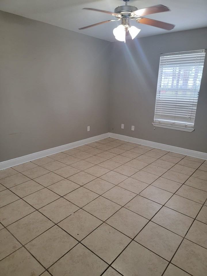 3323 39th Ave #B - Photo 2 of 6