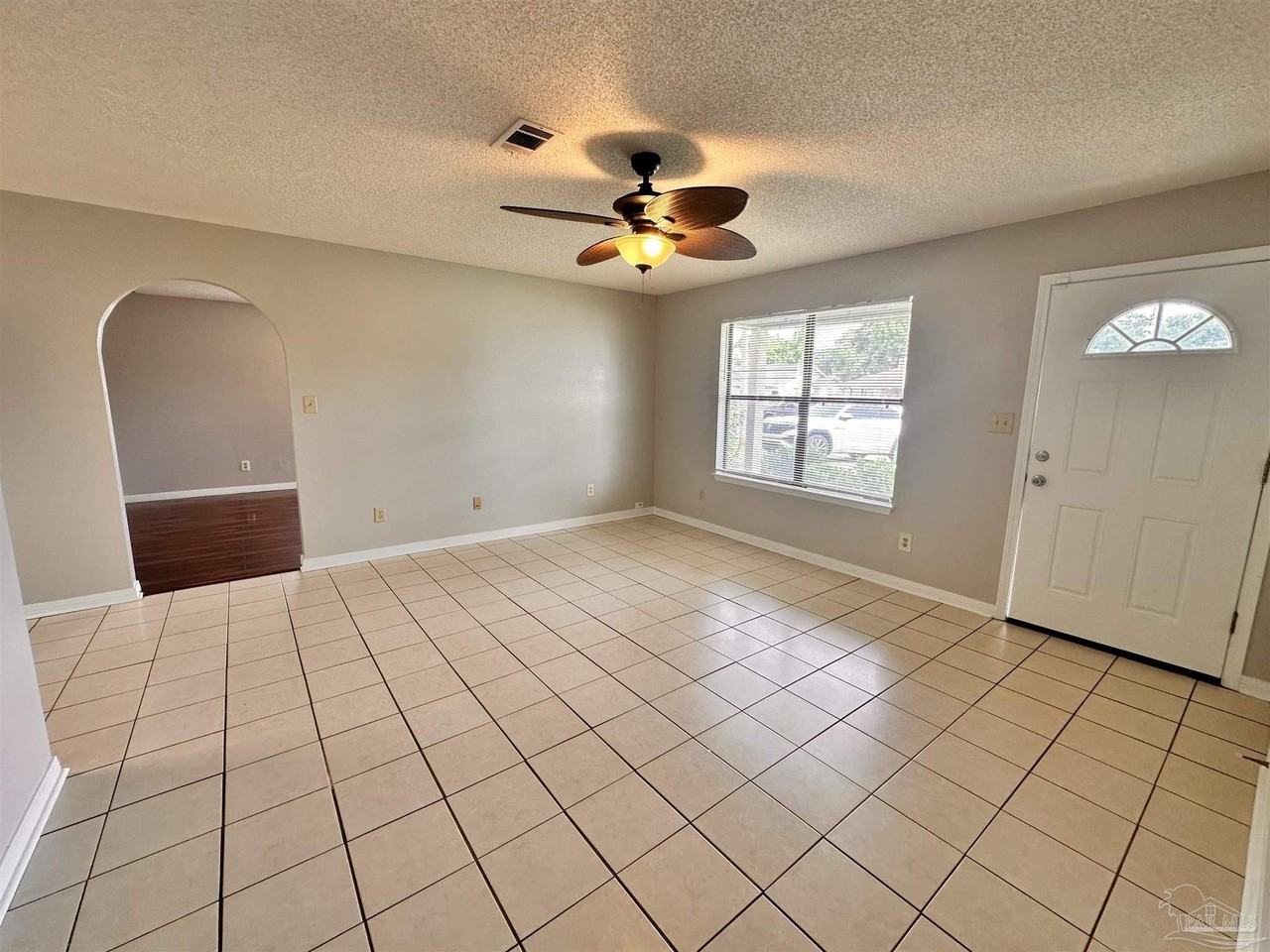 819 Amberway Dr - Photo 4 of 16