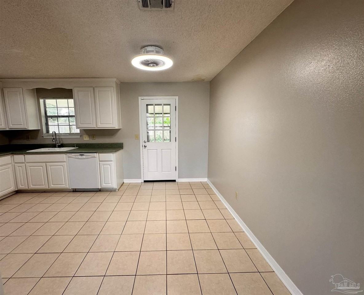 819 Amberway Dr - Photo 5 of 16