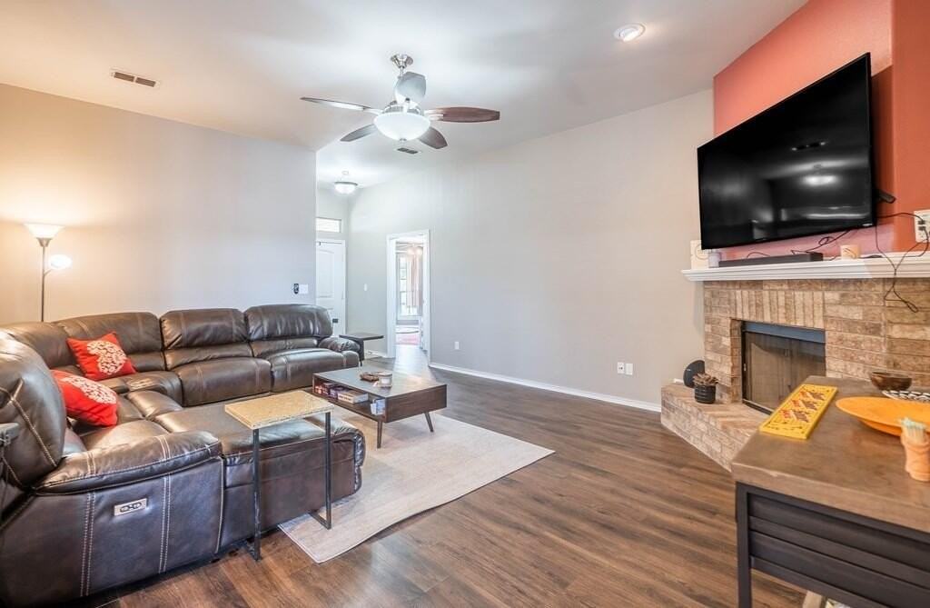 809 Nolan Ryan Dr - Photo 4 of 19