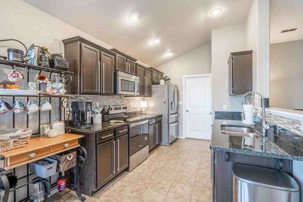 809 Nolan Ryan Dr - Photo 6 of 19