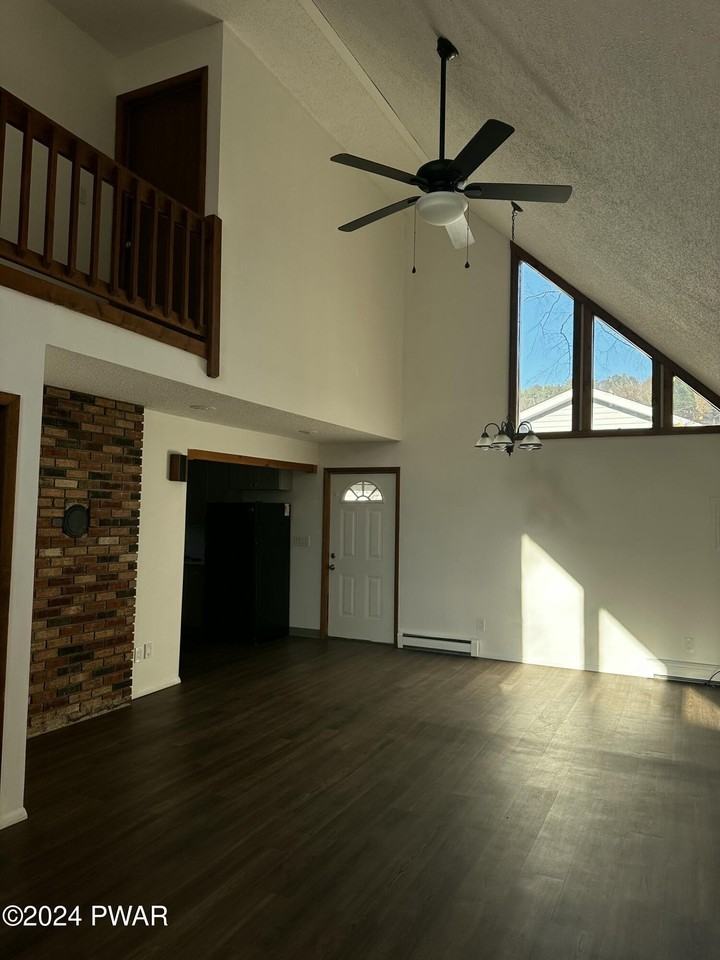 202 Sarah St - Photo 3 of 32