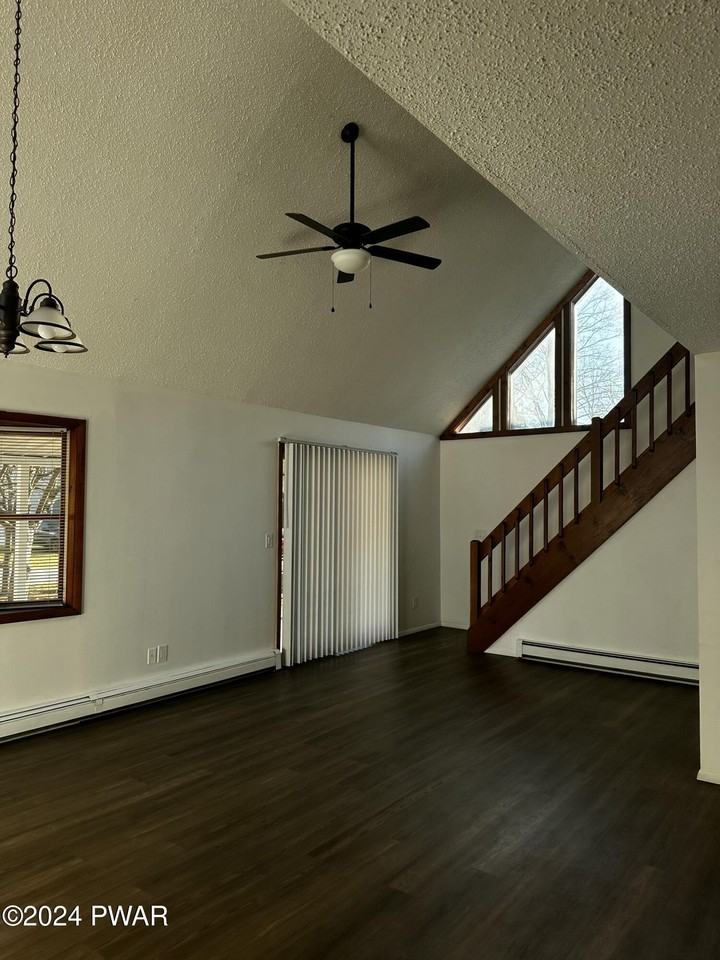 202 Sarah St - Photo 4 of 32