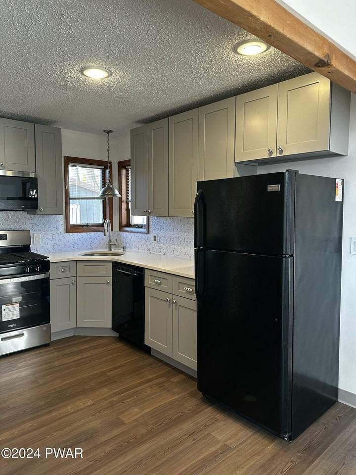 202 Sarah St - Photo 5 of 32