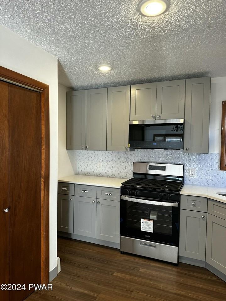 202 Sarah St - Photo 6 of 32