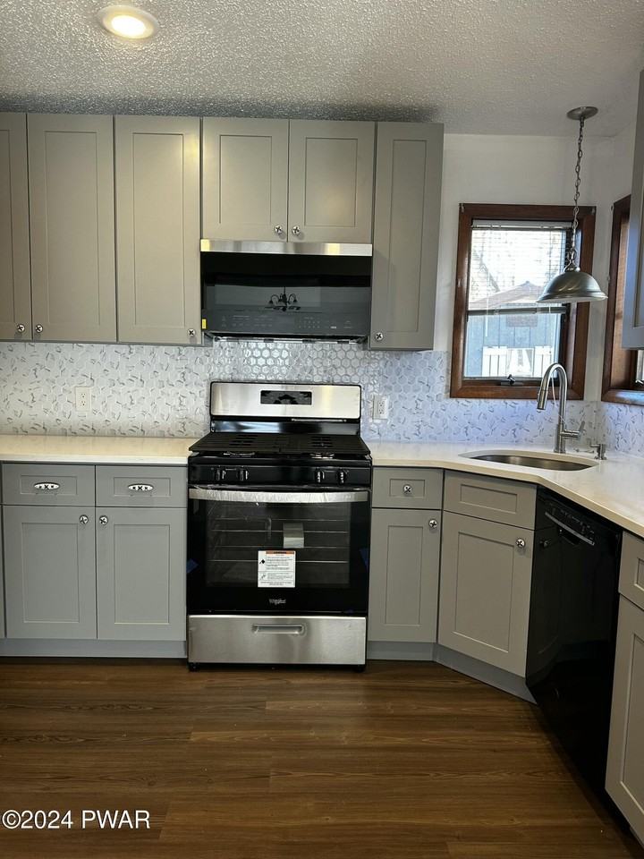 202 Sarah St - Photo 7 of 32