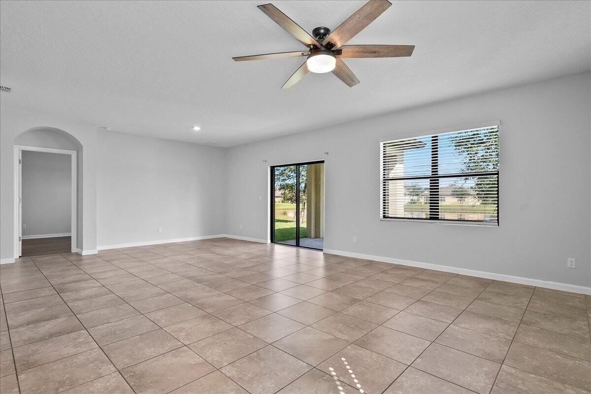 6270 Nw Regent St - Photo 7 of 38