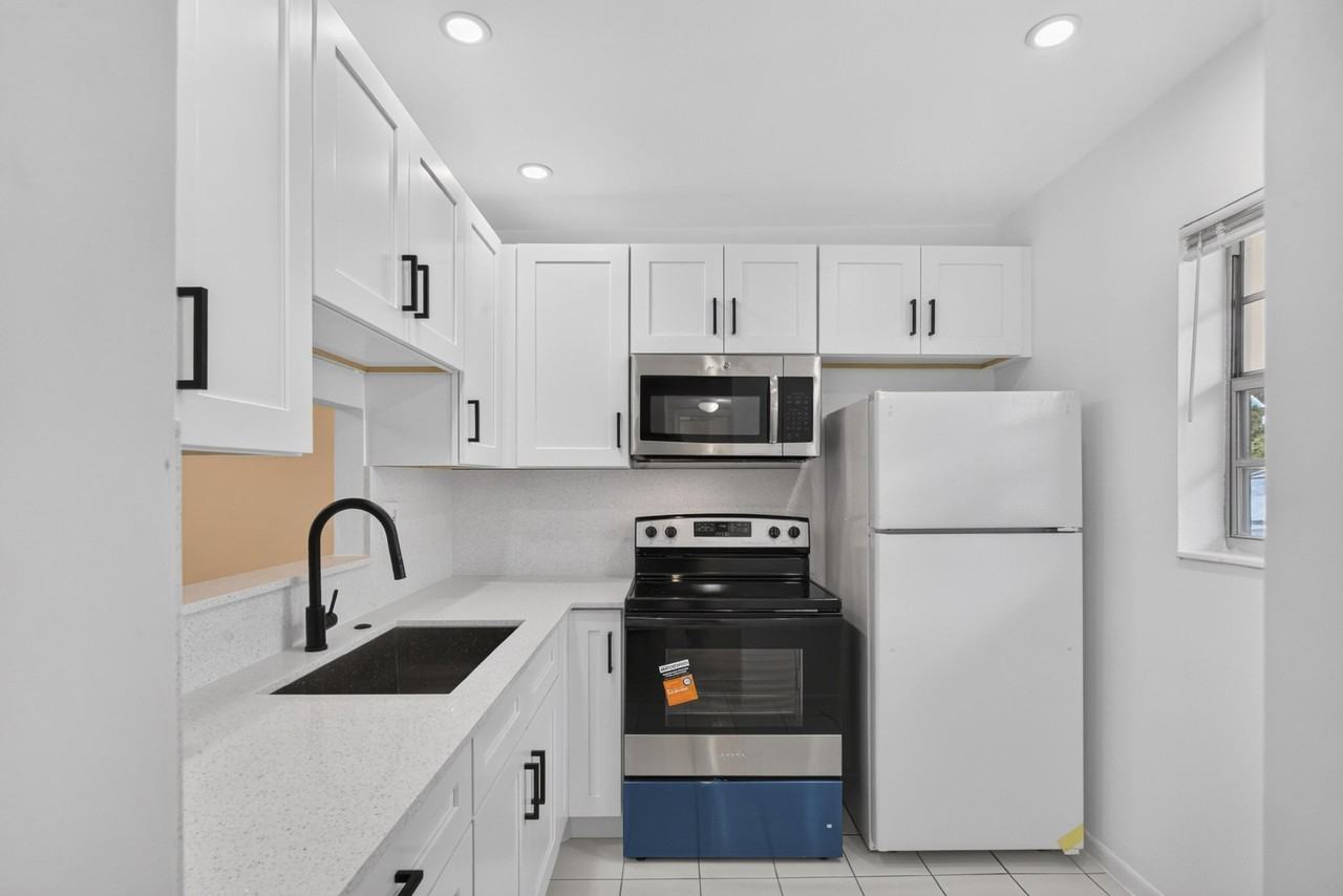 5061 W Oakland Park Blvd #113 - Photo 4 of 16