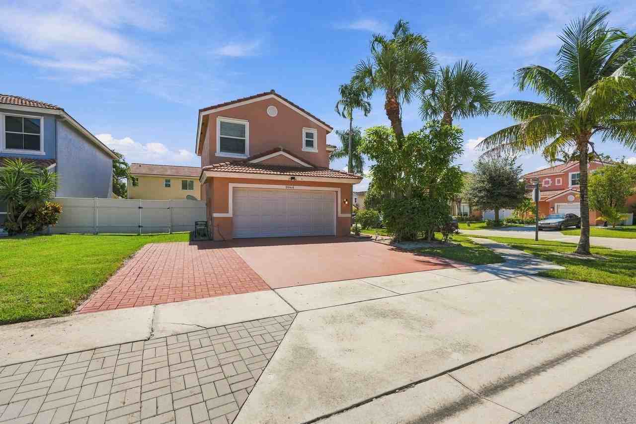 8064 Pelican Harbour Dr - Photo 2 of 32