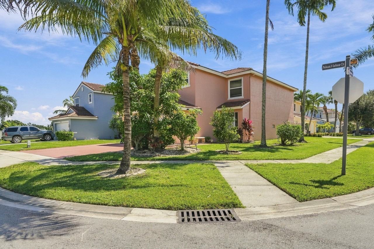 8064 Pelican Harbour Dr - Photo 3 of 32