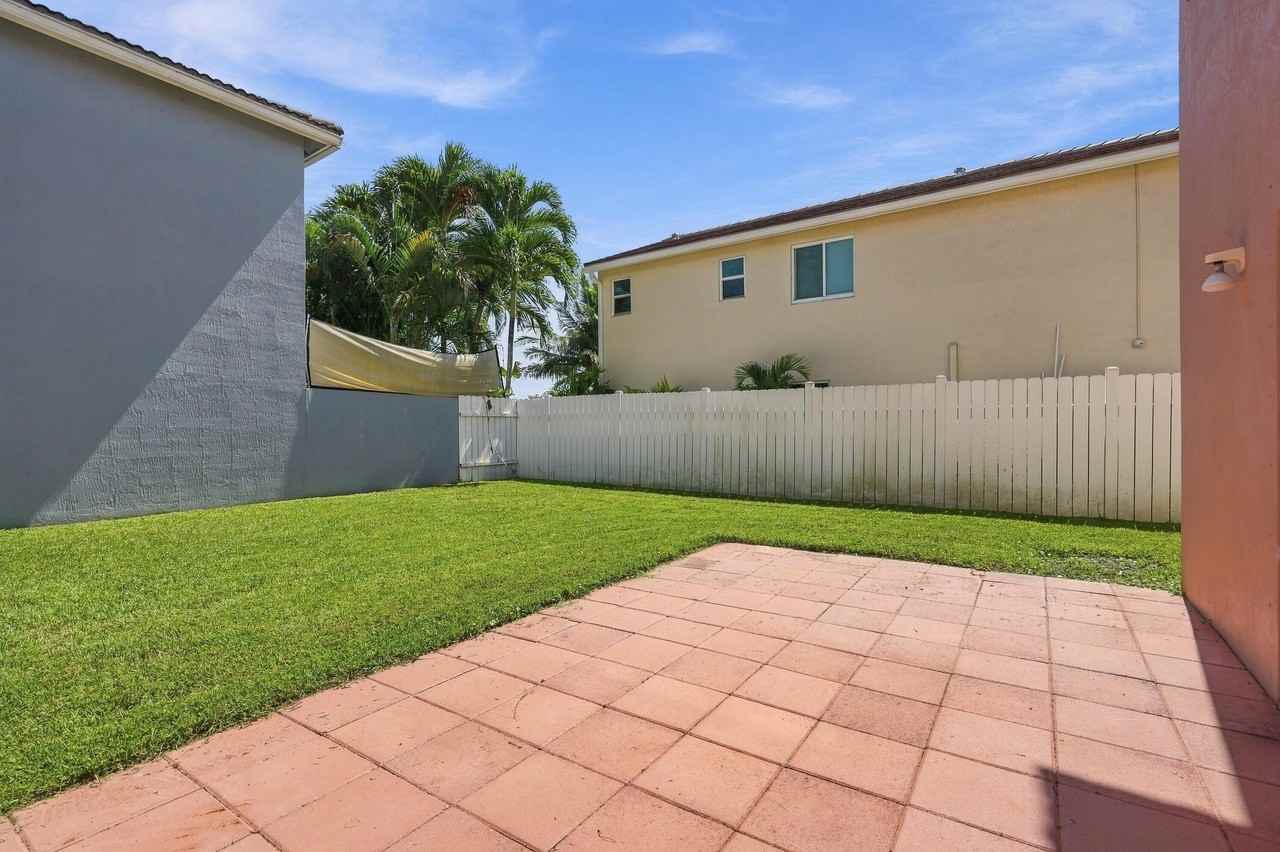 8064 Pelican Harbour Dr - Photo 5 of 32