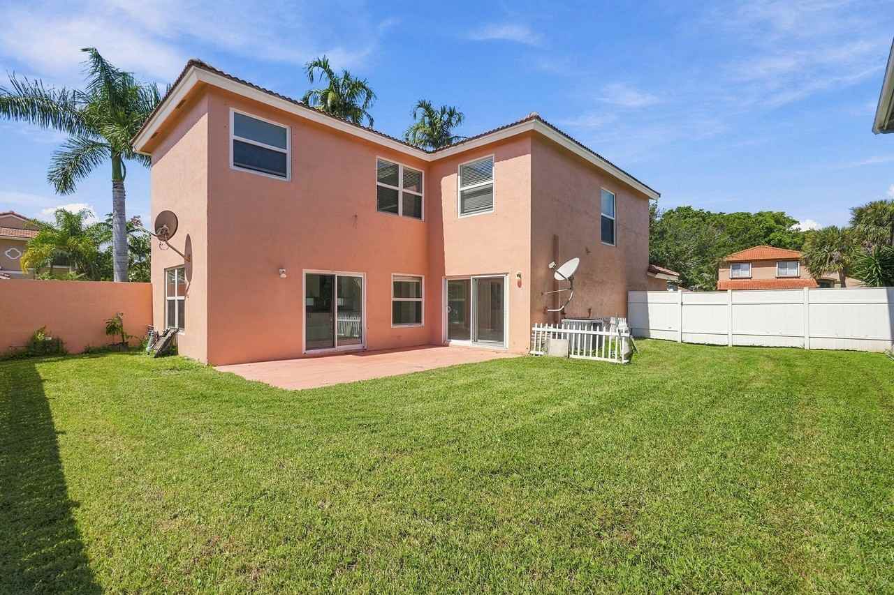 8064 Pelican Harbour Dr - Photo 7 of 32
