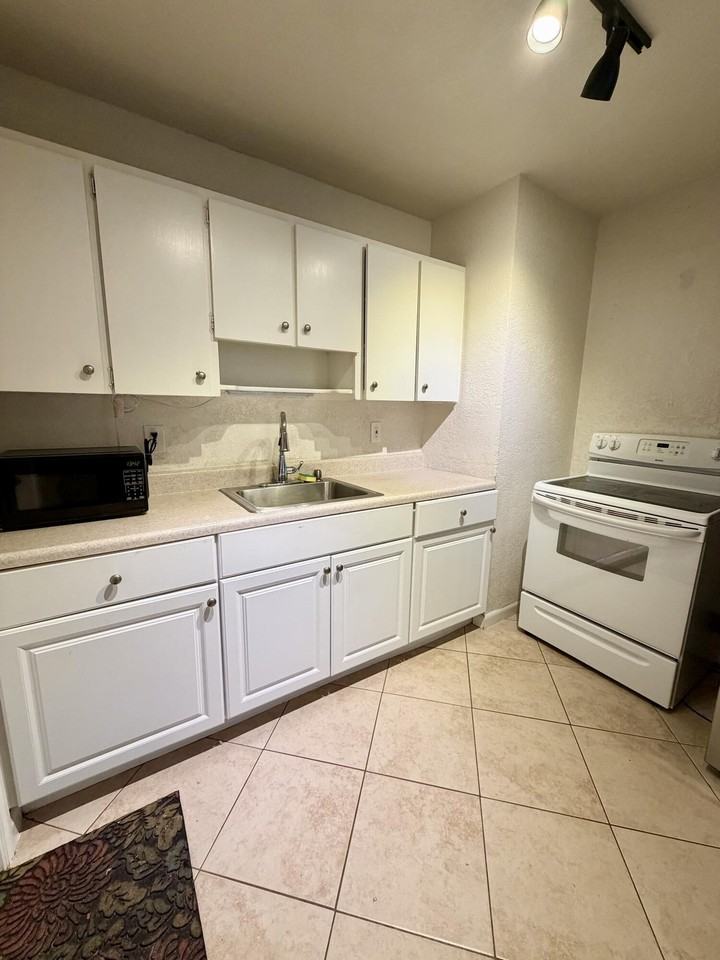 1226 S H St - Photo 6 of 19