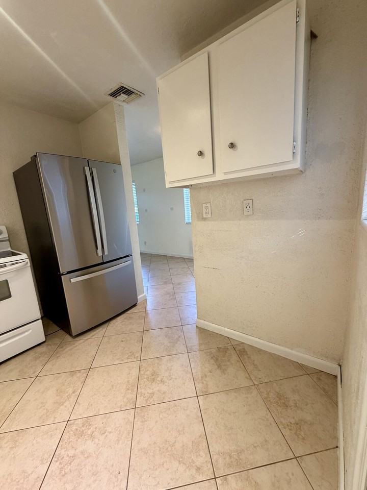 1226 S H St - Photo 7 of 19