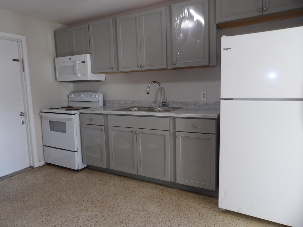 2420 Seneca Ave - Photo 2 of 7