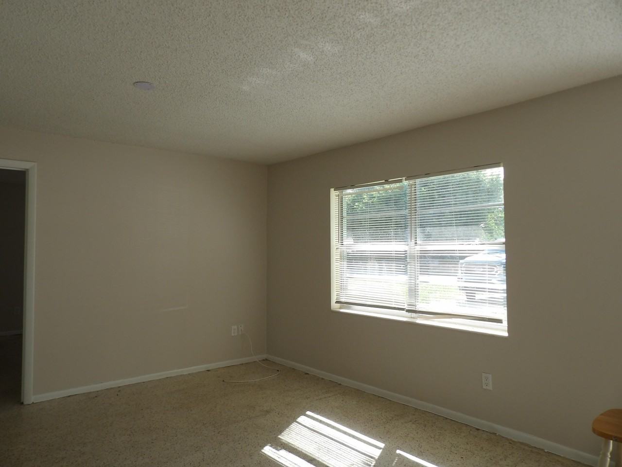 2420 Seneca Ave - Photo 3 of 7