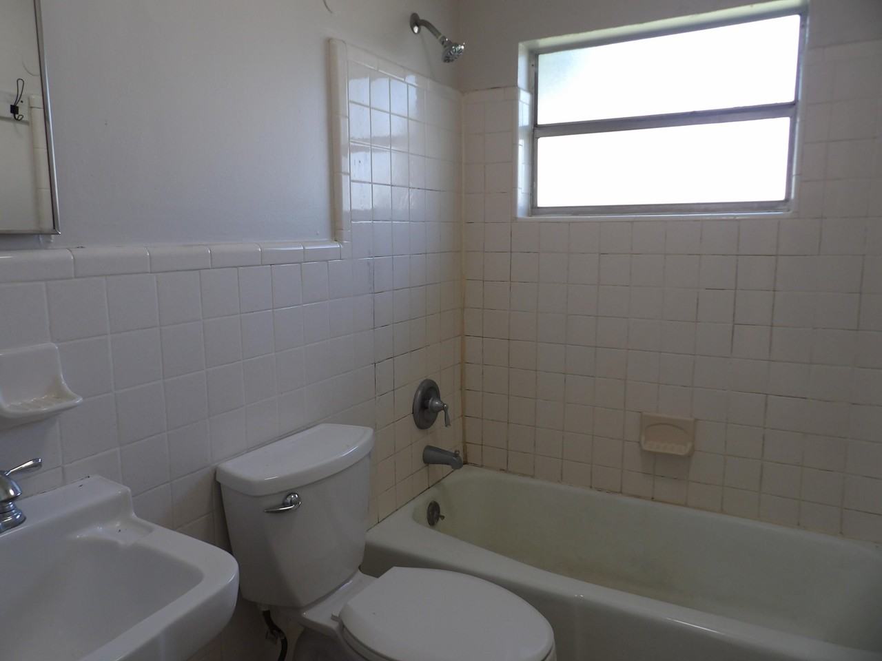 2420 Seneca Ave - Photo 5 of 7