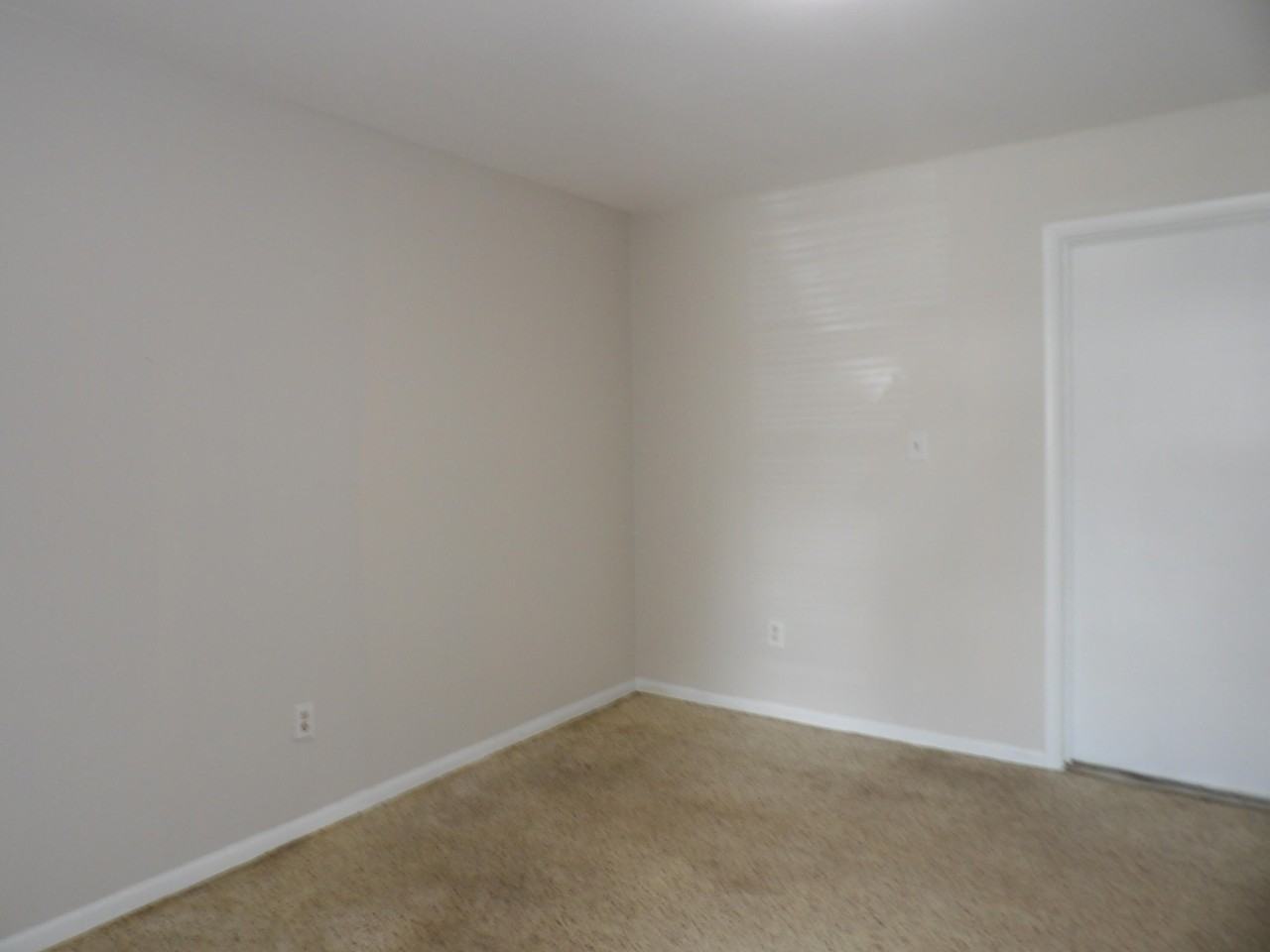 2420 Seneca Ave - Photo 7 of 7
