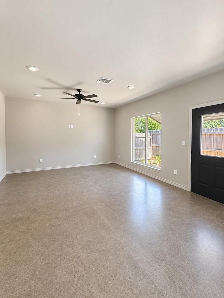1028 Holiday Dr #1028 - Photo 4 of 7