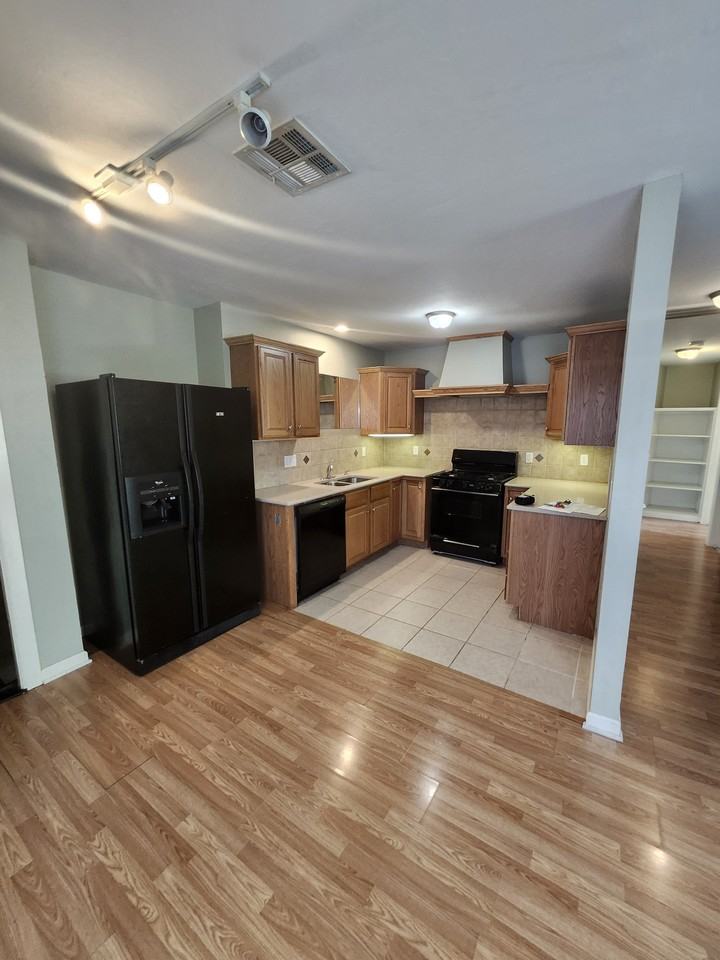 1214 Nw 22nd St #1 - Photo 3 of 30