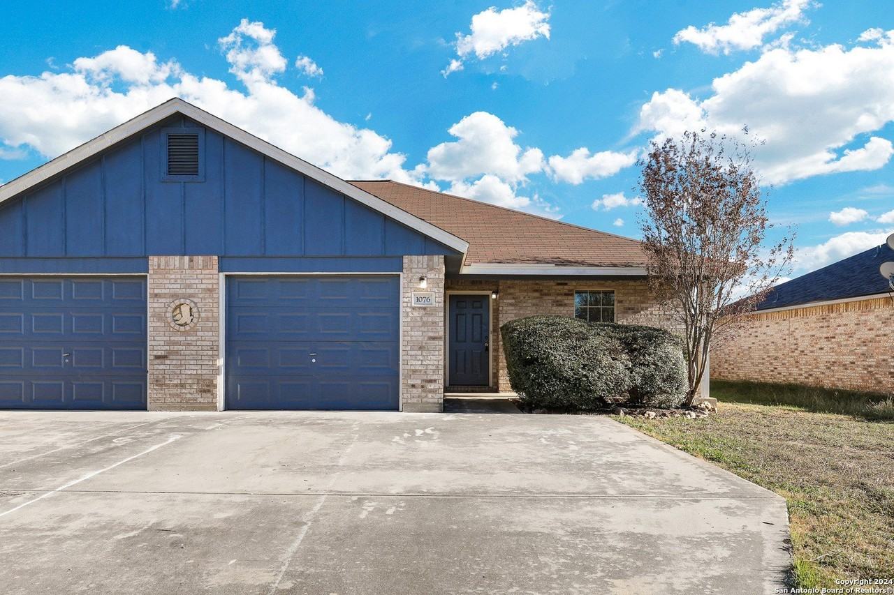 1076 Misty Acres Dr - Photo 2 of 25