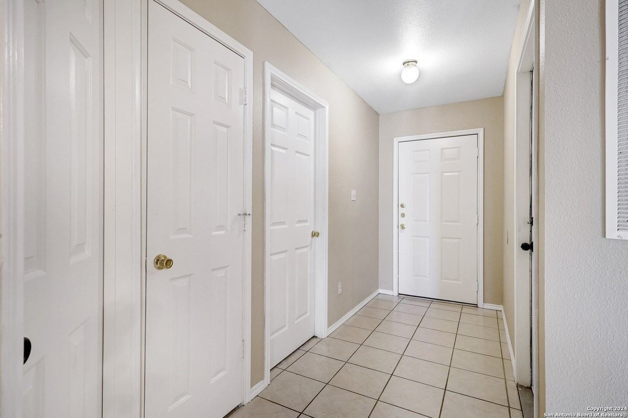 1076 Misty Acres Dr - Photo 3 of 25