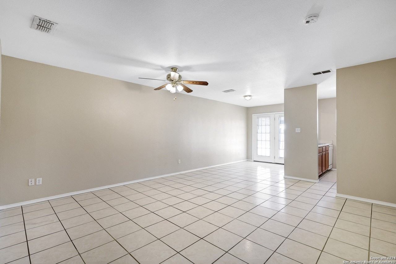 1076 Misty Acres Dr - Photo 4 of 25