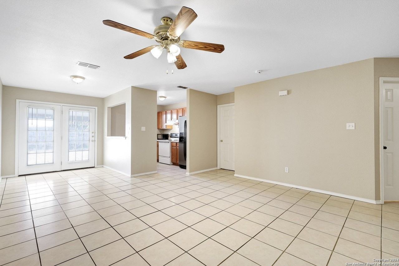 1076 Misty Acres Dr - Photo 5 of 25