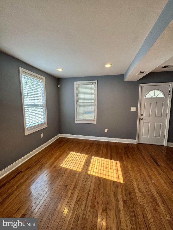 5404 James Pl Ne - Photo 2 of 9