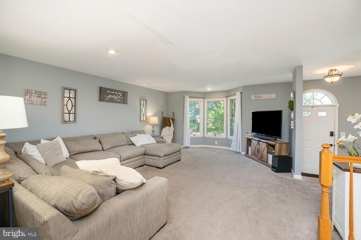 920 Buckland Pl - Photo 3 of 20