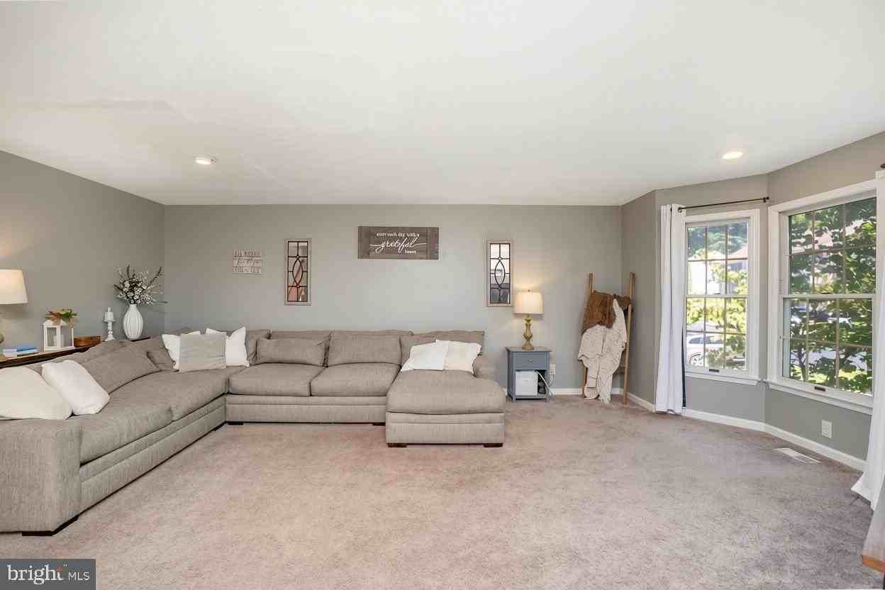 920 Buckland Pl - Photo 5 of 20
