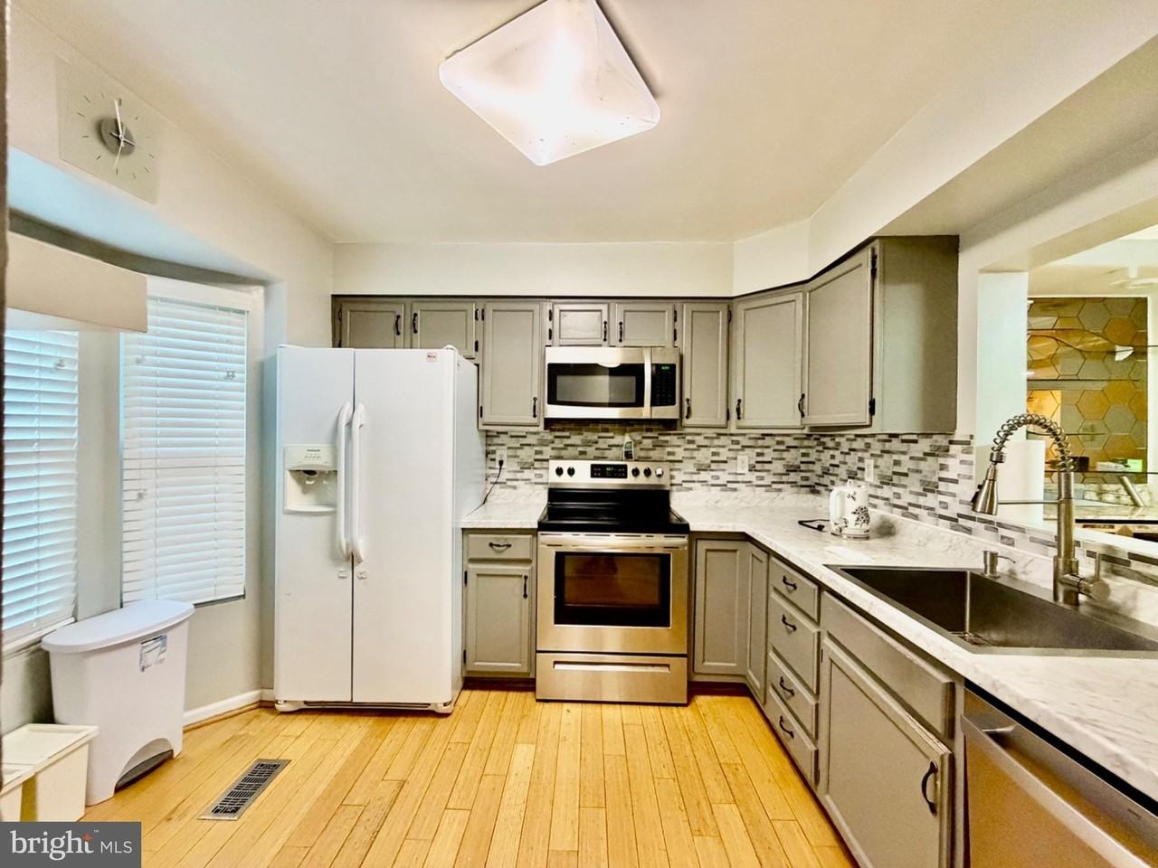 12112 Ravenwood Ct - Photo 3 of 33