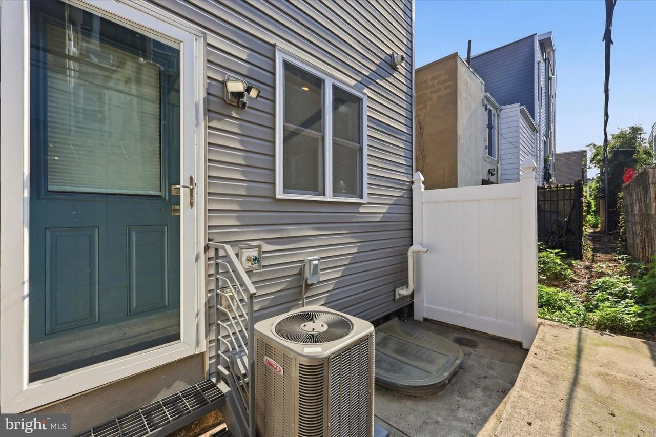 2138 Kater St - Photo 5 of 36