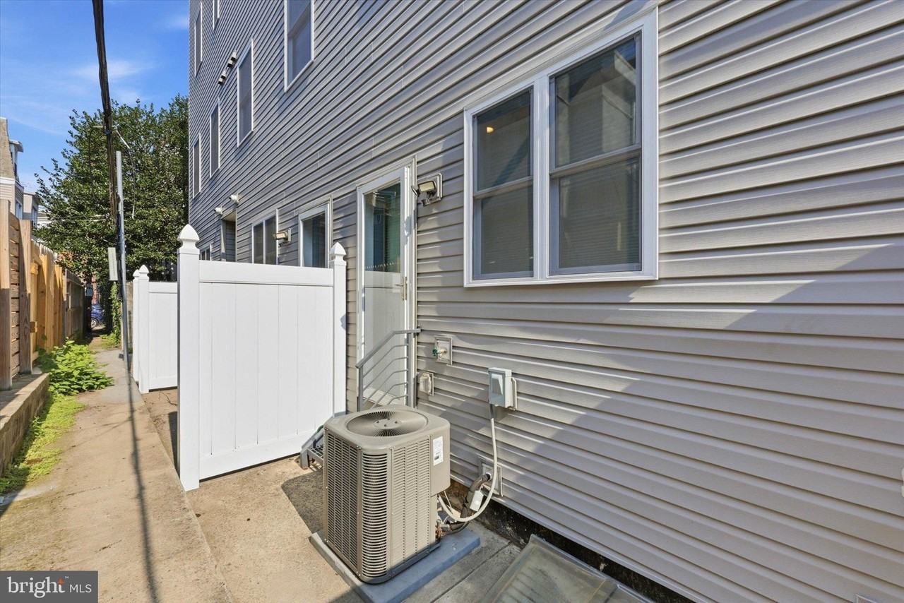 2138 Kater St - Photo 6 of 36