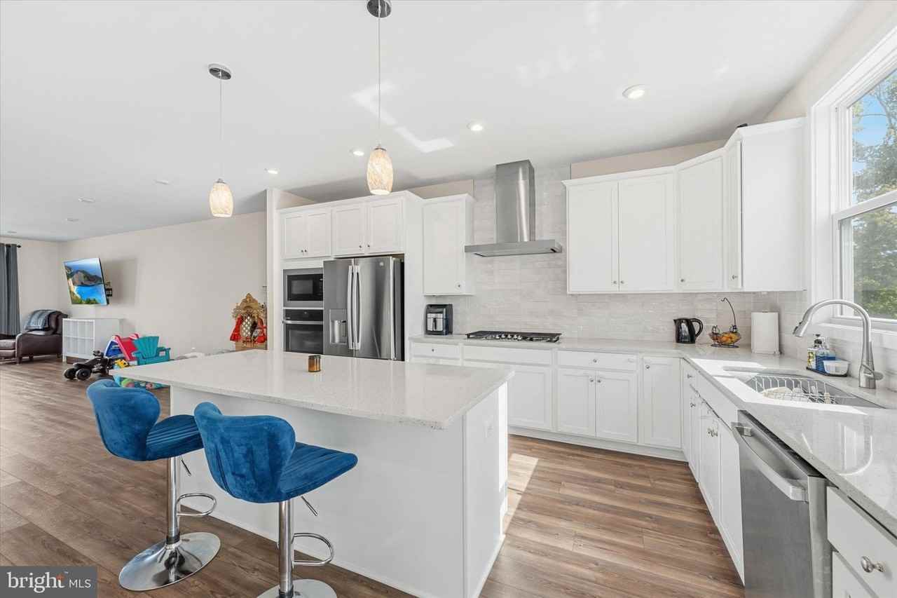 42145 Shining Star Sq - Photo 6 of 36