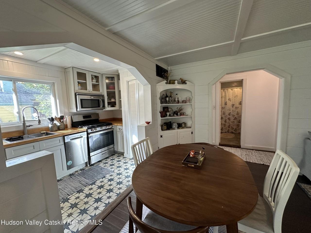 304 Silver Hollow Rd - Photo 5 of 15