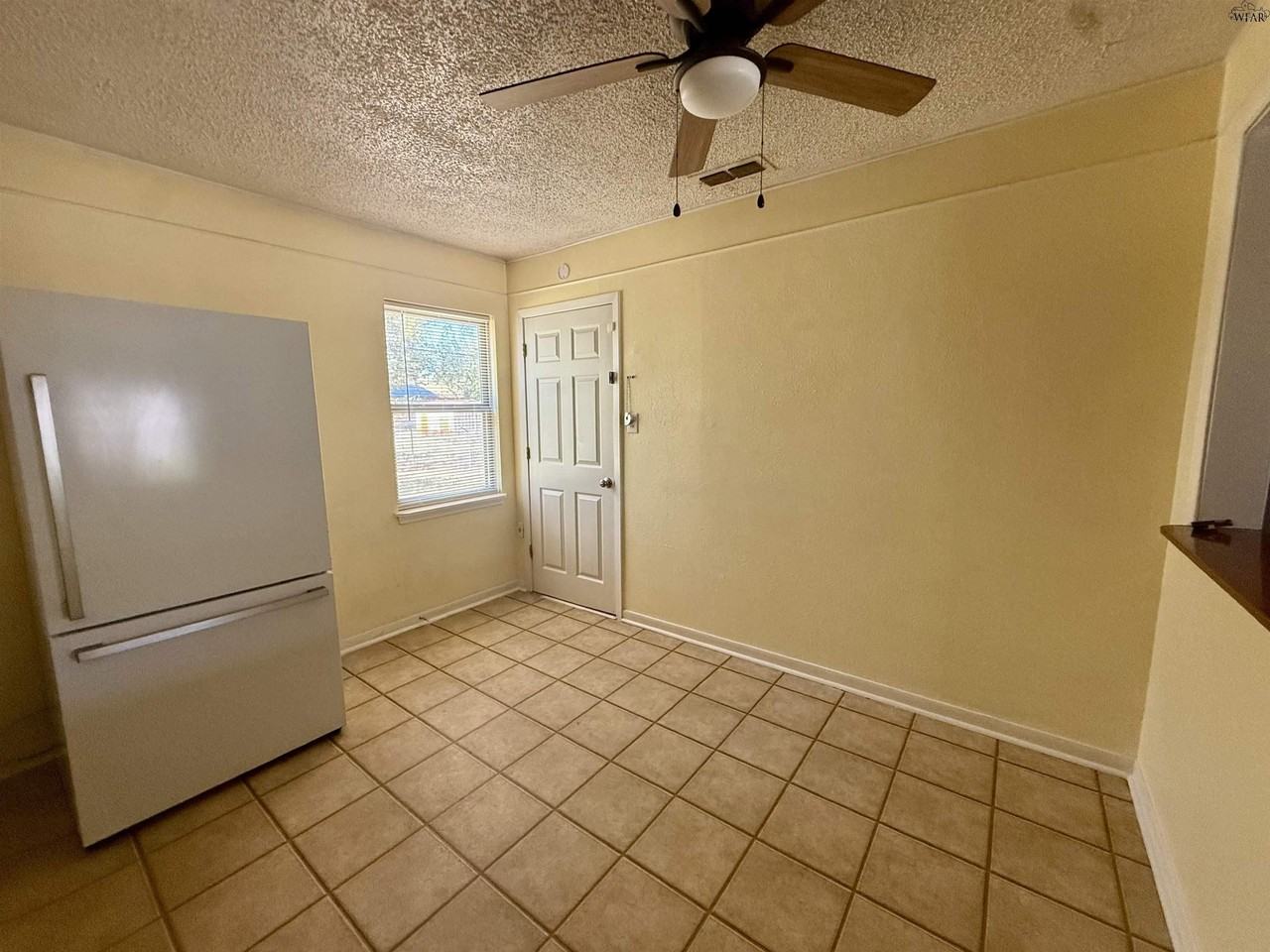 1426 Harris Ln - Photo 4 of 14