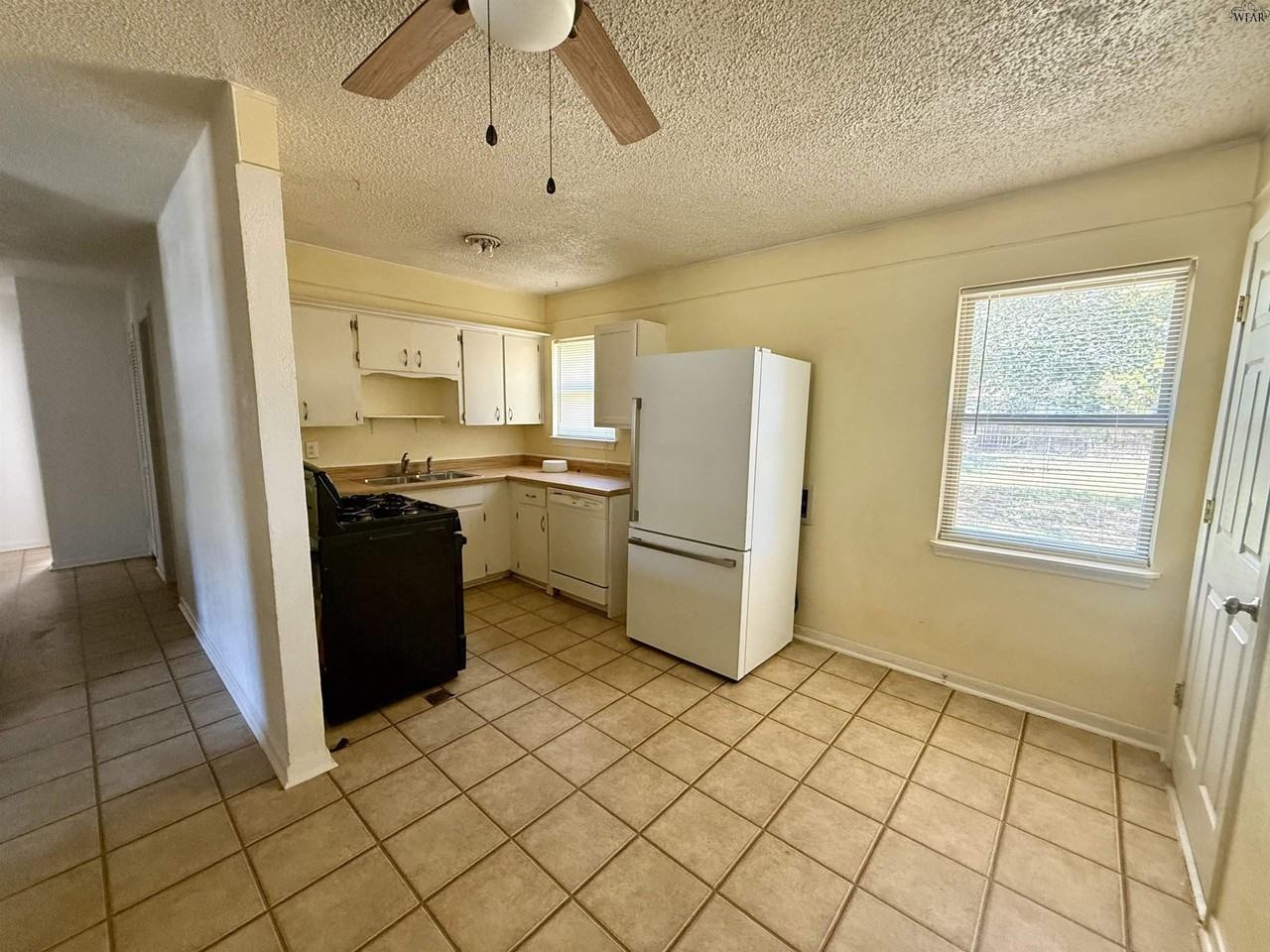 1426 Harris Ln - Photo 5 of 14