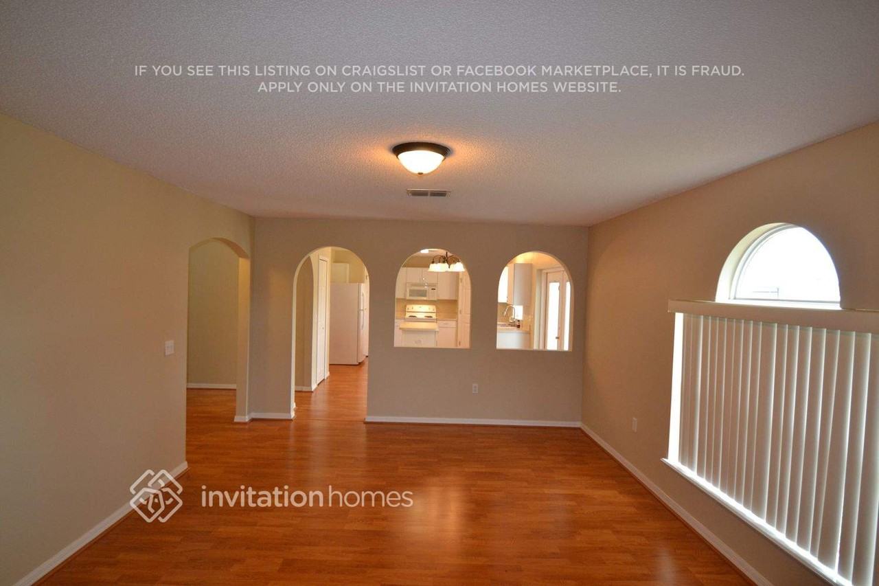496 Elgin Blvd - Photo 3 of 13
