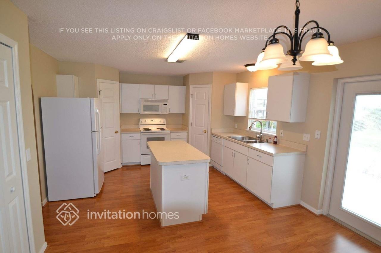 496 Elgin Blvd - Photo 4 of 13