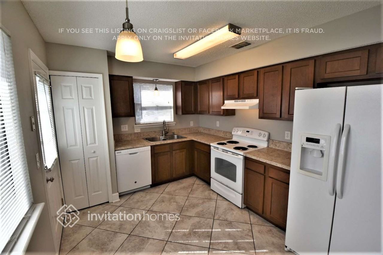 8478 Wessex Ct - Photo 4 of 12