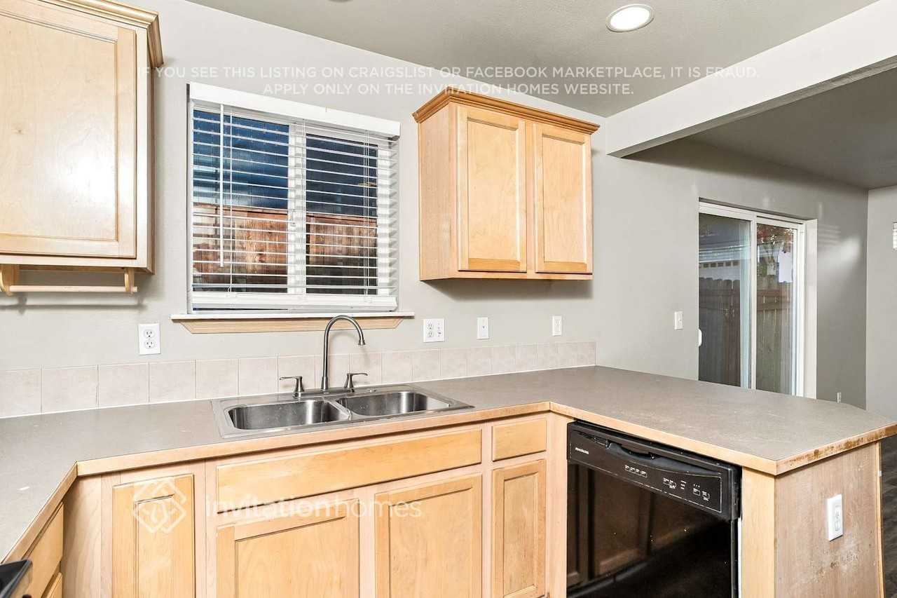 8402 4th St Ne - Photo 7 of 18