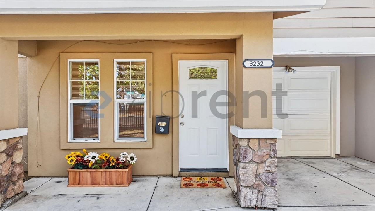3232 La Solidad Way - Photo 4 of 36