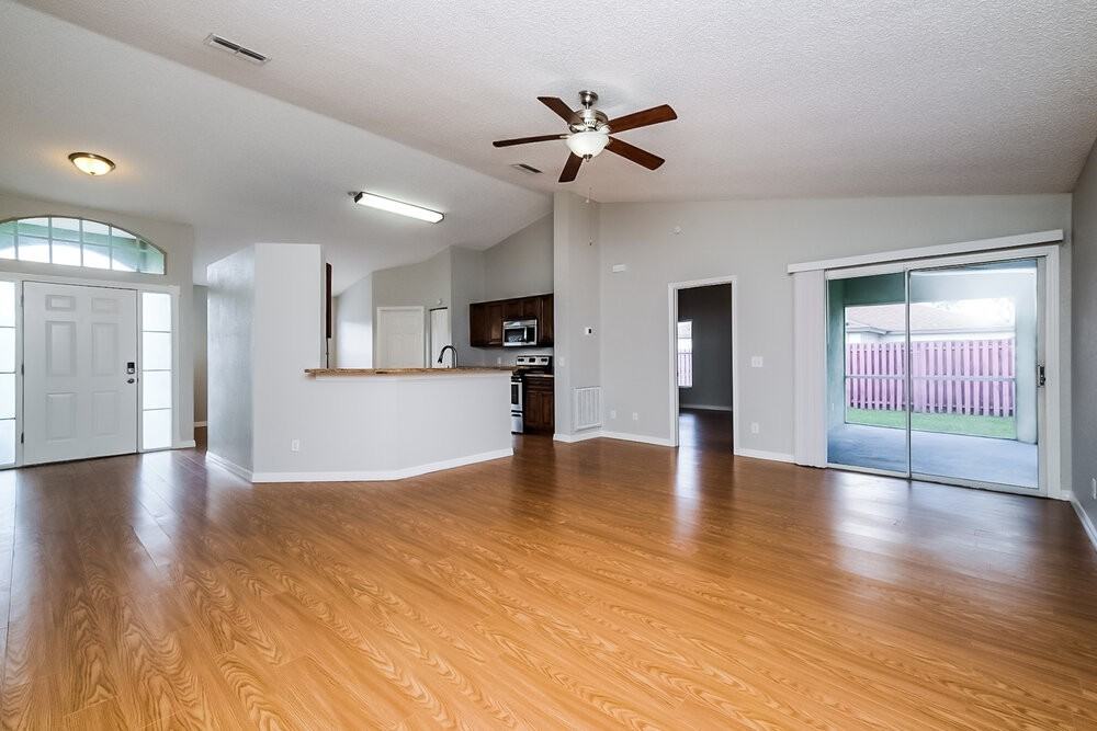 1296 Bentley Ave - Photo 4 of 16