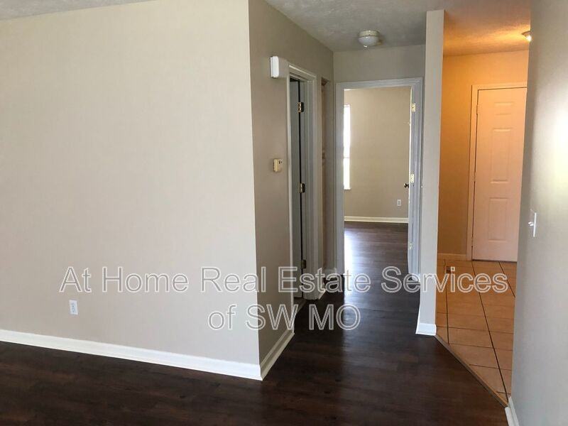 302A Excalibur Ct - Photo 4 of 8