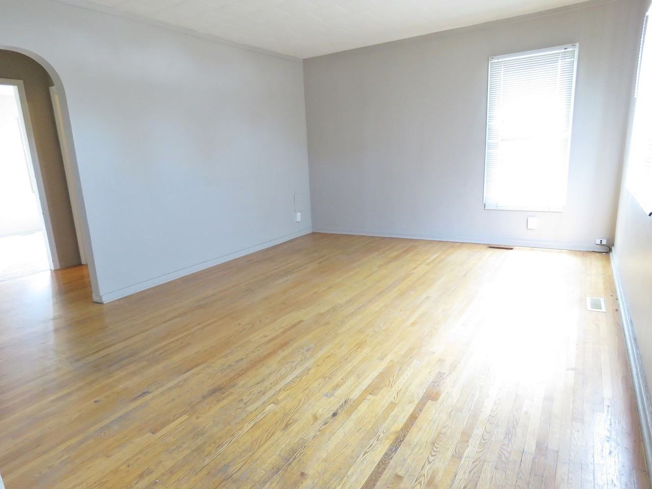 1540 47 St Se - Photo 3 of 10